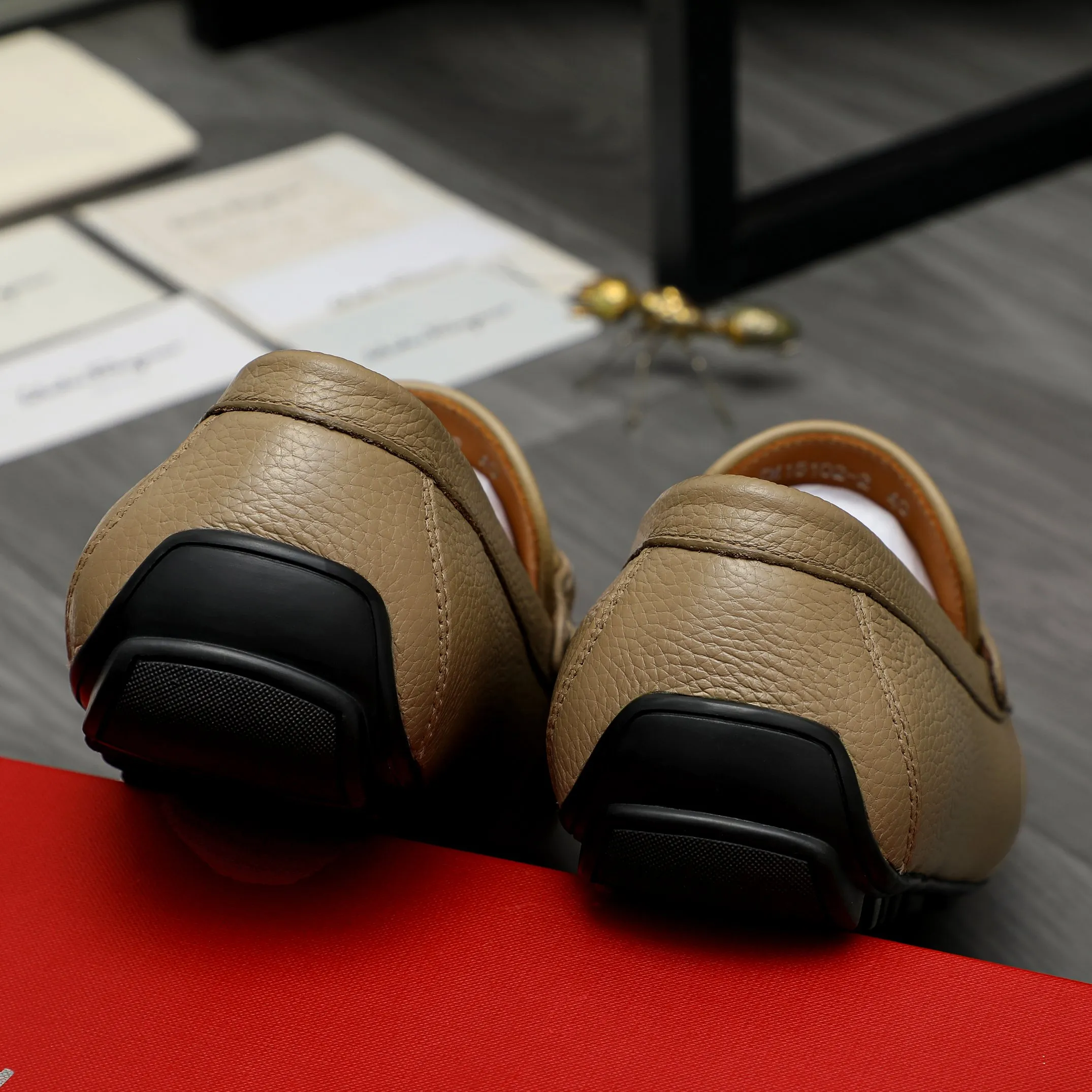 Men's shoes 💰480 Product trademark: Ferragamo "Ferragamo" casual slip-on shoes Regular size: 38-45 (45 is custom-made and non-returnable) Product materials: Selected pebbled cowhide upper, cowhide lining, rubber outsole
